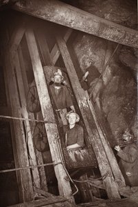 Fellépés a Dolcoathban, illusztráció a „Mongst mines and miners, or Underground Scenes by Flash-Light” című művéből, J.C. Burrows és William Thomas, pub. 1893 (szépia fotó) alkotó: John Charles Burrow