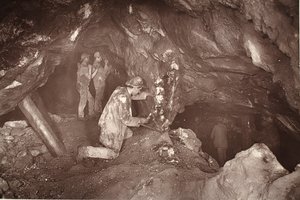 Heave, kelet felé néz, Blue Hills bánya, illusztráció a „Mongst bányák és bányászok, vagy a Flash-Light földalatti jelenetei” című művéből, J.C. Burrows és William Thomas, pub. 1893 (szépia fotó) alkotó: John Charles Burrow