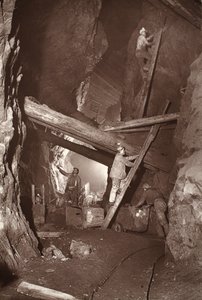 A 180 az East Pool bányában, illusztráció a „Mongst mines and miners, or Underground Scenes by Flash-Light” című művéből, J.C. Burrows és William Thomas, pub. 1893 (szépia fotó)