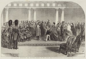 Őfelsége a Buckingham-palota nagytermében szemléli a sebesült őrséget alkotó: John Gilbert