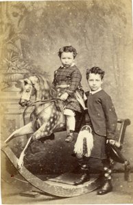 Fiatal lány hintalovon kisfiúval, 1860-as évek (albumnyomat)