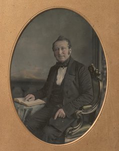 Ülő férfi, aki egy szakaszra mutat egy nyitott könyvben, 1850-es évek.