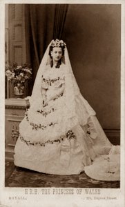 Alexandra dán hercegnő menyasszonyi ruhájában a walesi herceggel, a leendő VII. Edward királlyal kötött házasságához