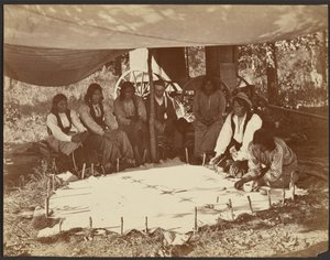 Kiówák köpenyt festenek, Fort Sill, Indián Terület alkotó: John K. Hillers