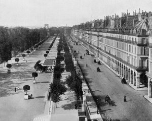 Rivoli utca Párizsban, l: Tuileriák kertje, háttérben: Diadalív, c. 1900 (f/w fotó) alkotó: John Lawson Stoddard