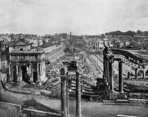 A római fórum ókori műemlékek romjaival: a Septime Severe boltíve (l), a Saturne-templom oszlopai (r) és a Vespasianus-templom oszlopai (c, előtér) (f/w fotó) alkotó: John Lawson Stoddard