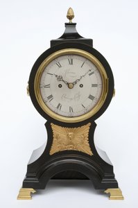 Balloon Clock, 1760 körül (sárgaréz és ebonizált gyümölcsfa) alkotó: John Leroux