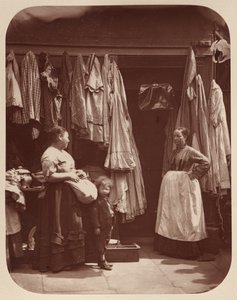 Egy régi ruhabolt, hét számlap alkotó: John Thomson