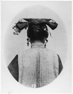 Hátulnézete a házas mandzsu matróna coiffure-jának, 1867-72 körül alkotó: John Thomson