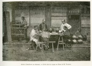 Egy pekini kloisonne műhely iparosai. Metszet M. Thomson fényképe után a pekini és észak-kínai utazás illusztrálására, T. Chutze 1873-ban, megjelent a „” Le tour du monde” 1876-ban, szerkesztette: Edouard Charton, kiadás: Hachette, Pa. alkotó: John Thomson