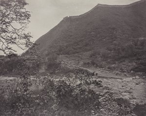 Kilátás a Nagy Falra, Kína, c. 1871. alkotó: John Thomson