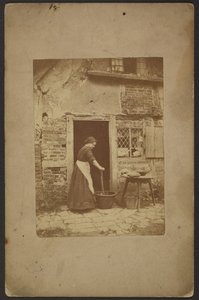 [Nő az ajtóban] alkotó: John Whistler