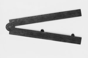 Rózsával, óraskálával, lejtőskálával és szélességi fokokkal, akkordokkal, érintőkkel, szinuszokkal és egyebekkel gravírozott szektor (réz) alkotó: John Worgan
