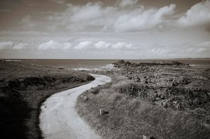 Locquirec Bretagne-ban és La Roche Tombee, sziklaomlás, 2022 (fotó) alkotó: Jon Nicholson