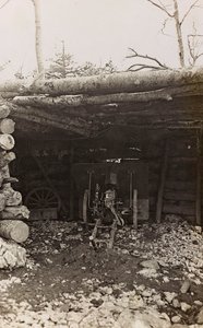 Album "Meine weltkriegs - Erinnerungen South-West Front (Karintia, Olaszország, Dél-Tirol) (Az én világháborúm - emlékek a délnyugati frontról Karintiában, Olaszországban, Trentino-Alto Adige) 1915.03.31.-12.11. 1918 - Josef Zohles Wien ": kunyhó ágyúval ( alkotó: Josef Zohles