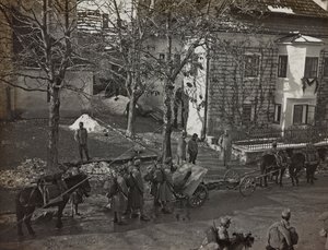 Album "Az én világháborúm – emlékek a délnyugati frontról Karintiában, Olaszországban, Trentino-Alto Adige" 1915.03.31.-1918.12.11. - Josef Zohles Bécs": lövészek Tarvisióban (b/w ph
