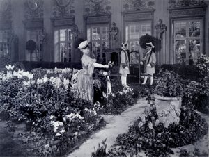 Rejane (Gabrielle Charlotte Reyu, stb.) (1856-1920), francia komikus, aki egy széken érkezik, hogy báli jelmezt viseljen New Yorkban 1905-ben alkotó: Joseph Byron