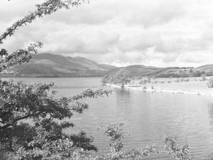 Kilátás a Crummock Waterre, a háttérben a hegyekkel alkotó: Joseph Hardman