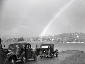 Parkoló autók a Loughrigg Tarnnál alkotó: Joseph Hardman