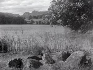 Kilátás a Loughrigg Tarnra, az előtérben néhány kő a földbe ágyazva. alkotó: Joseph Hardman