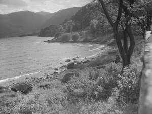 Kilátás a tópartra és a háttérben a hegyek hegyei alkotó: Joseph Hardman