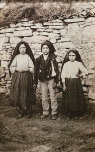 Fatima szentélye. Lucia dos Santos és unokatestvérei Francisco és Jacinta Marto. Fatimai Szűzanya. Portugália. alkotó: Joshua Benoliel