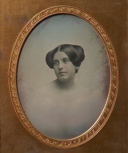 Fiatal nő két kontyba formázott hajjal, 1850-es évek. Alkotók: Josiah Johnson Hawes, Albert Sands Southworth.