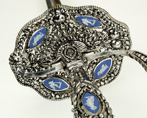 Részlet egy kiskardról, 1790 körül (csiszolt, csiszolt, kékített és aranyozott acél vas- és jáspisáruval)