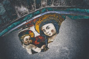 Madonna és gyermeke, a Mária és Jézus Savonnában című sorozatból, 2015 (fotó) alkotó: Joy Lions