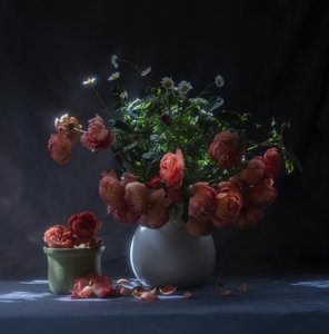 Moody Roses csendélet