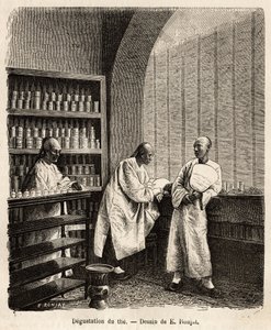A tea kóstolója egy lőporgyár kóstolótermében a Fati Bay-ben (Kanton tartomány), a polcokon a dobozok a tea mintáit, a központi asztalon a speciálisan a szakemberek által kóstolásra tervezett fedeles csészéket tartalmazzák. munkavállaló alkotó: Jules (after) Ferat