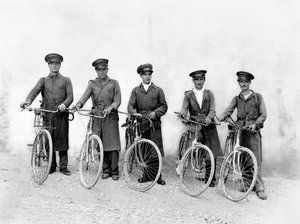 A spoletói "öt testőr", kártevőirtók, 1930 körül (zselatinos ezüstnyomat) alkotó: Jules Brocherel