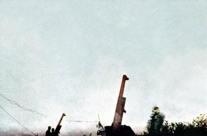 Légvédelmi fegyverek működés közben: február 21. óta az ütegek lelőtték a repülőgépet és egy ballonsárkányt, Verdun, 1916. szeptember (autokróm) alkotó: Jules Gervais Courtellemont