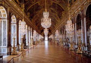 Építészet: a Versailles-i Galerie des Glaces képe, amelyet Jules Hardouin-Mansart építész restaurált, és 1678 és 1684 között épült. Versailles-i kastély, Versailles