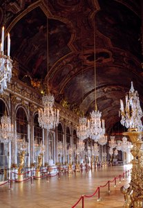 A Versailles-i Galerie des Glaces látványát felújították, 1678-ban építtette Jules-Hardouin Mansart. Versailles-i kastély.