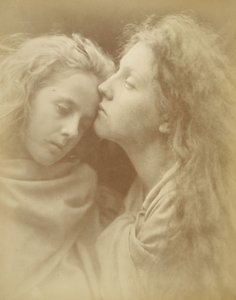 („The Kiss of Peace” – A béke csókja) – Mary Ann Hillier (és Florence Anson) alkotó: Julia Margaret Cameron