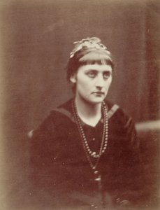 Két nyakláncot viselő nő portréja alkotó: Julia Margaret Cameron