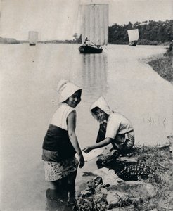 Mosoda a folyók szélén, 1900, 1921
