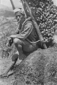 Középkorú kuli sietve leült a partra, hogy elmenjen mellettünk, 1900, 1921