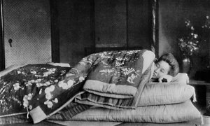 Saki, a házvezetőnő kemény párnás matracon alszik steppelt kimonó alatt, c1900, 1921