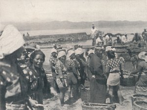 Tai-no-ura - halászhajók, férfiak és nők hálókkal és kosarakkal, c1900, 1921. alkotó: Julian Leonard Street