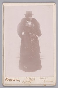 Egy cilindert és prémes lopást viselő, azonosítatlan nő szekrénykártyája, kb. 1895. alkotó: Justus C. Swan