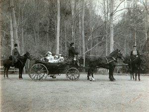 II. Miklós orosz cár családjával a Carskoje Selo parkban, Oroszországban, 1900-as évek.