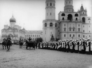 Miklós cár áttekinti a moszkvai diákok felvonulását a Kremlben, Oroszország, 1912
