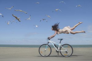 Repülő nő strandkerékpár alkotó: Karim Aboukelela