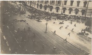 Kormánycsapatok tüzelnek tüntetőkre, 1917. július 4., 1917 alkotó: Karl Karlovich Bulla