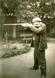 Alekszandr Kuprin orosz szerző lövöldözése, Gatchina, Oroszország, XX. század eleje. alkotó: Karl Karlovich Bulla