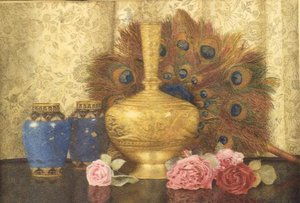 Keleti ajándékok: Cloisonne váza, pávatollak, damaszkuszi rózsák és indiai váza alkotó: Kate Hayllar