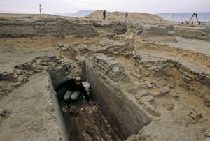 Régészek egy fakoporsóban eltemetett nő maradványait tárták fel a..., 2005 (fotó) alkotó: Kenneth Garrett