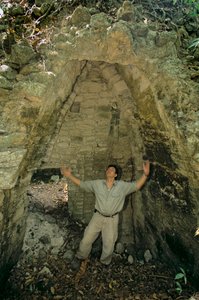 Építészet, Holmul, Guatemala, Maya, Francisco Estradabelli, Homul Center, 2008 (fotó) alkotó: Kenneth Garrett